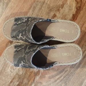 Toms size 9 Sandal wedges